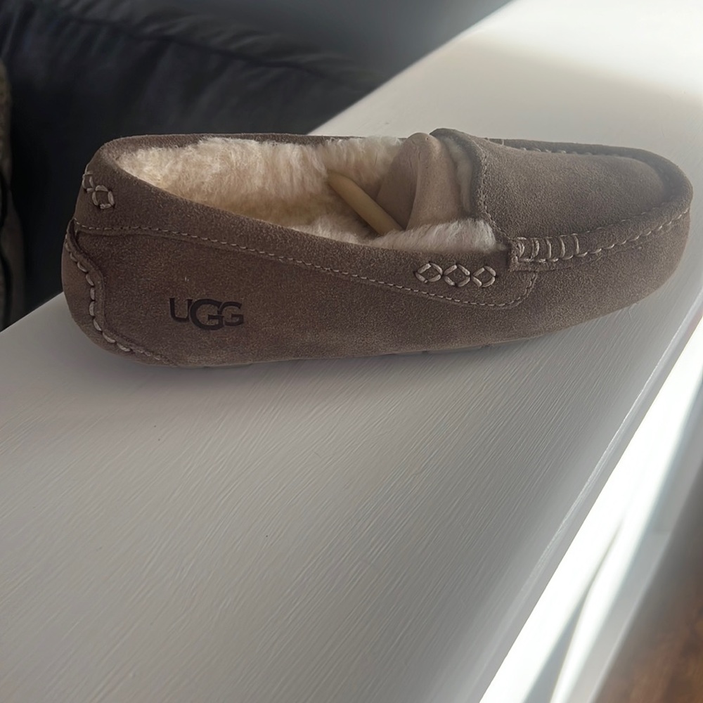 UGG slippers BRAND NEW! never worn.